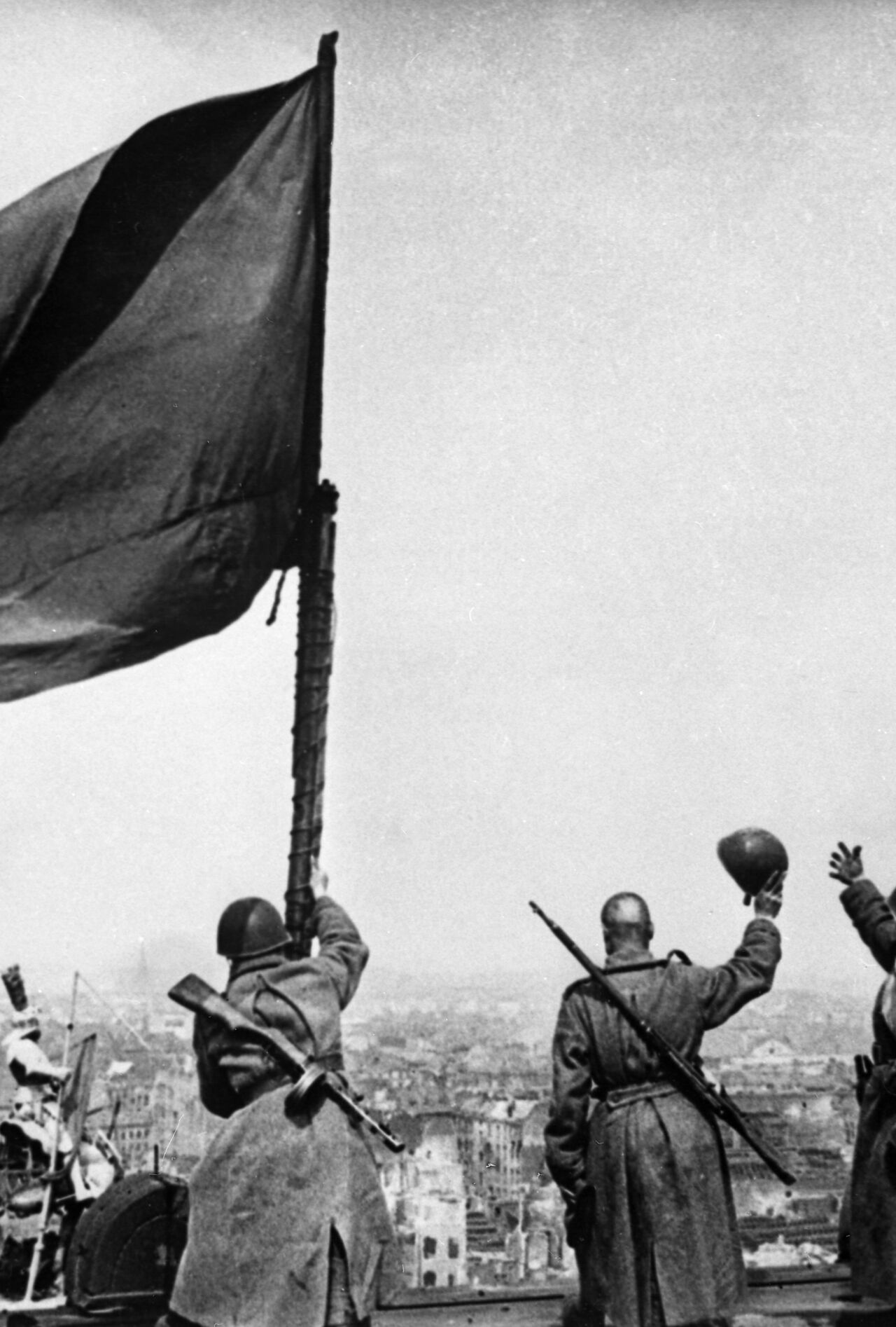 Поднятие флага над Рейхстагом фото