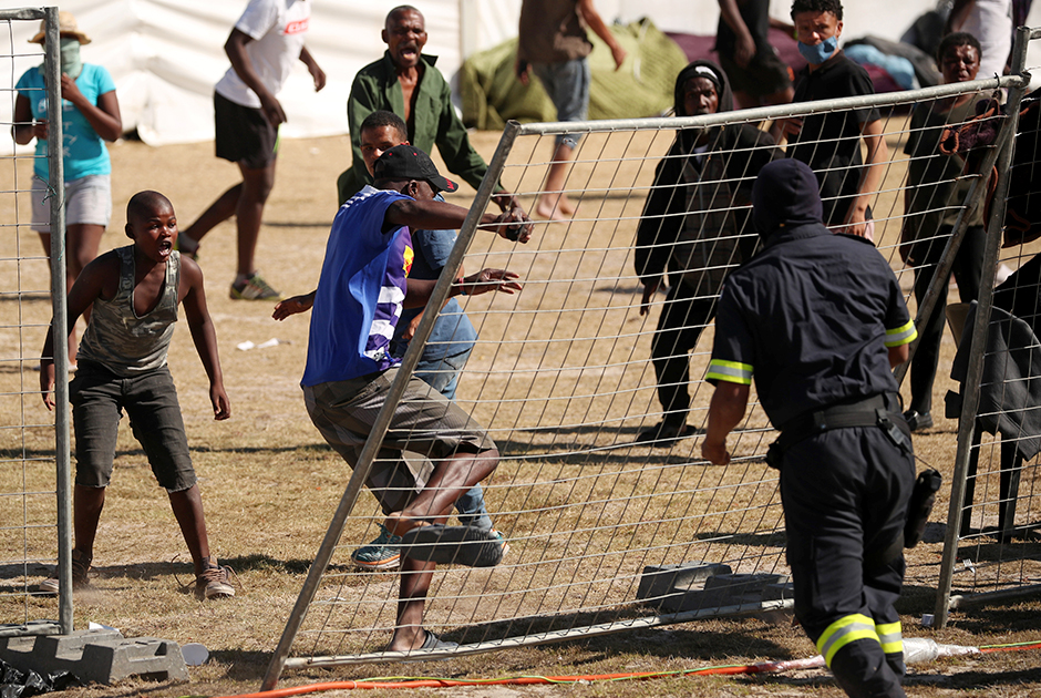 Власти ЮАР проводят тестирования бездомных. В Кейптауне, к примеру, более тысячи человек собрали во временном лагере, чтобы проверить и затем отправить в устроенные для них убежища. Некоторые из бездомных оказались недовольны тем, что им не дают уйти, и напали на полицейских. В результате конфликта были задержаны трое человек, о пострадавших не сообщалось.