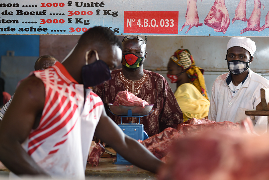 Люди покупают мясо на центральном рынке в Уагадугу, столице Буркина-Фасо