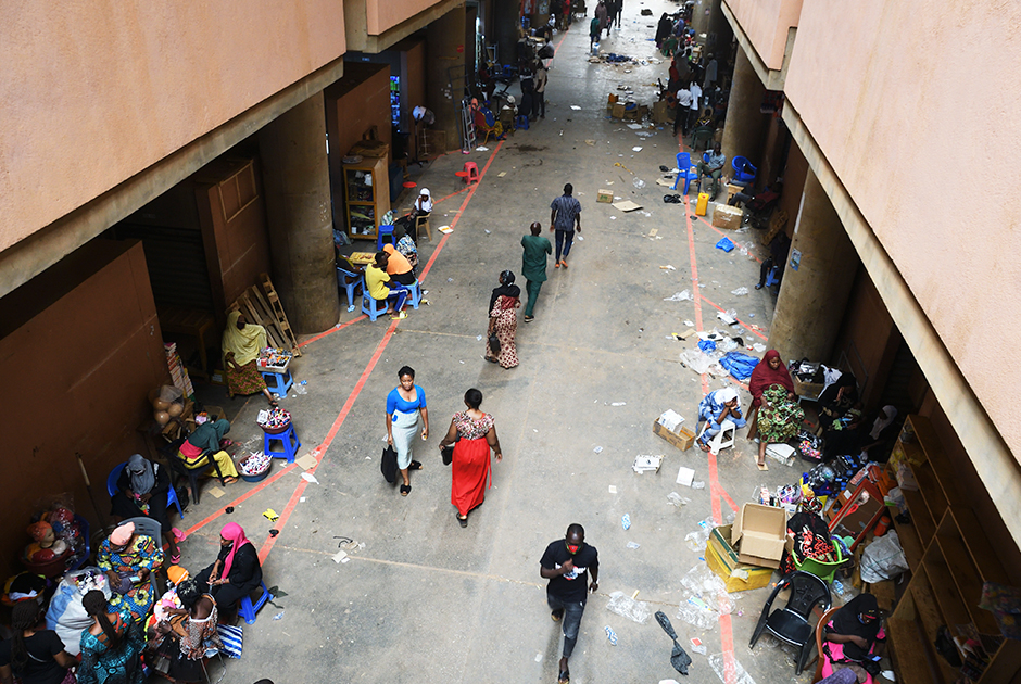 Из-за коронавируса в течение нескольких недель рынки в столице Буркина-Фасо Уагадугу были закрыты. Затем городские власти решили позволить населению свободно торговать в специально отведенных местах. 