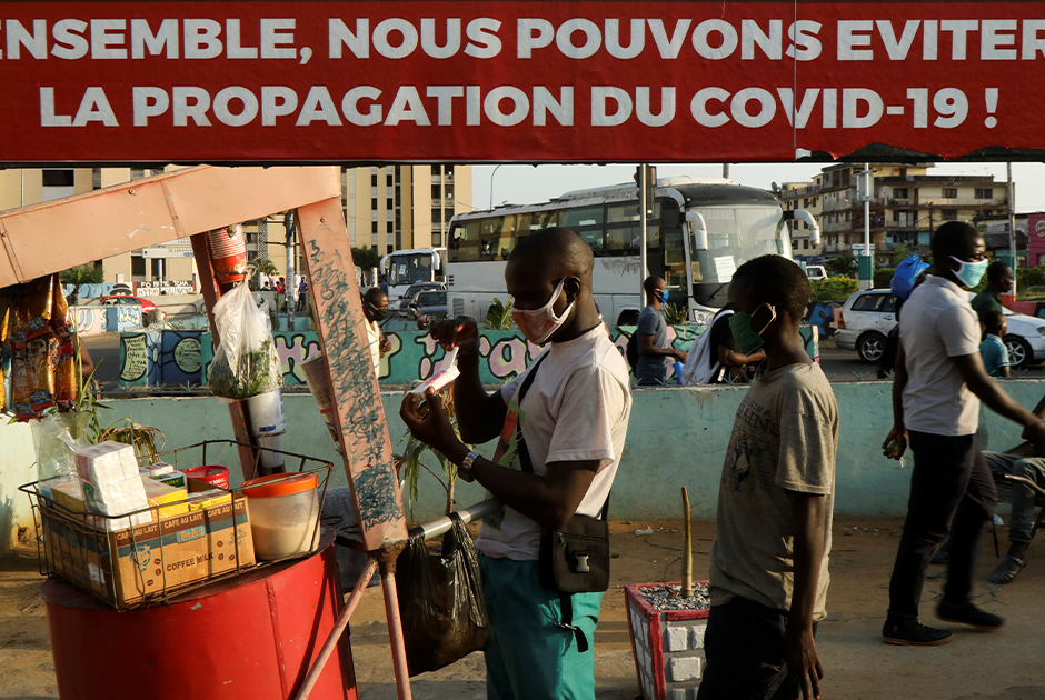 «Вместе мы можем остановить распространение COVID-19», — гласит плакат на улице столицы Кот-д'Ивуара. В бывшей французской колонии официально зафиксировано 1,5 тысячи случаев инфицирования и 18 смертей. В стране действует режим чрезвычайной ситуации. 