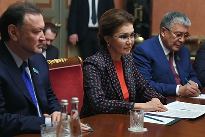 Дарига Назарбаева (в центре)