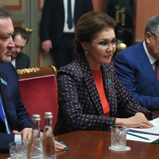 Дарига Назарбаева (в центре)