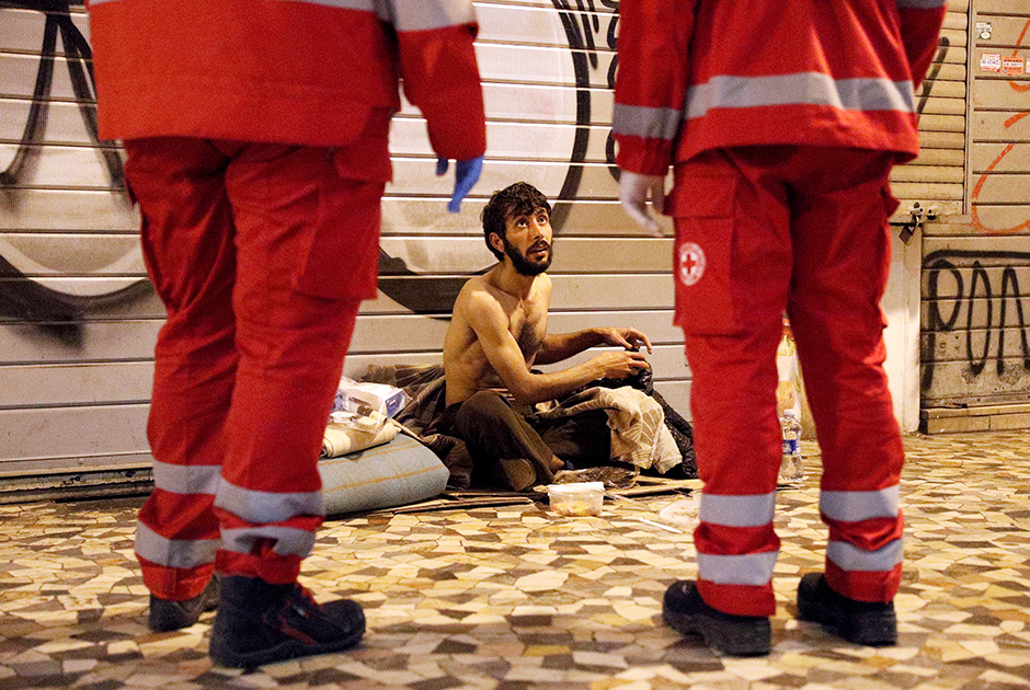 Бездомный и врачи Красного Креста в Риме