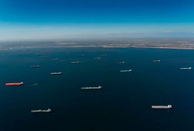 Нефтяная флотилия танкеров у побережья Лонг-Бич