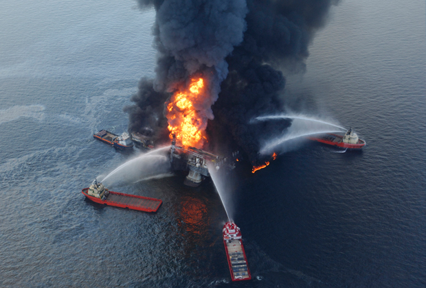 Взрыв нефтяной платформы Deepwater Horizon
