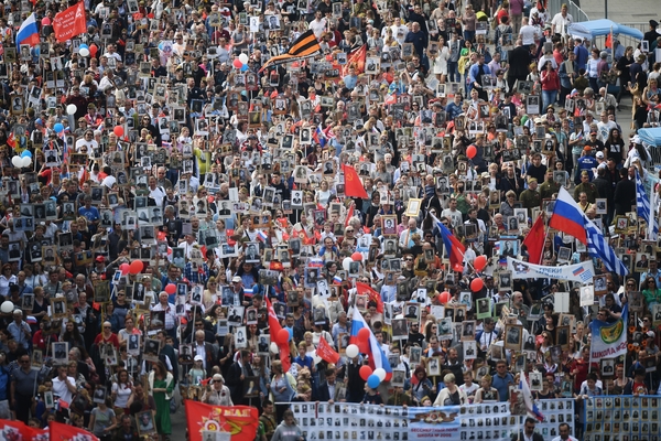 Участники акции «Бессмертный полк» в Москве, 2019 год