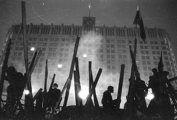 Последствия путча, организованного ГКЧП 19-21 августа 1991 года. Жители города на баррикадах у здания Дома Правительства СССР