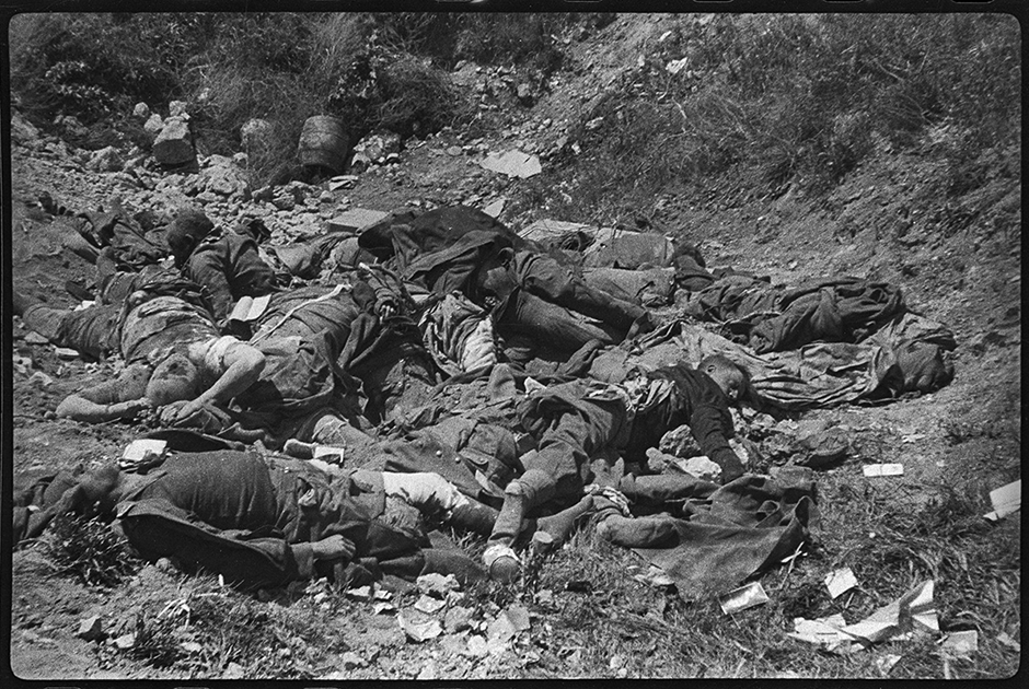 Убитые немцы в районе 35-й батареи под Севастополем. Крым, 13 мая 1944 года.

