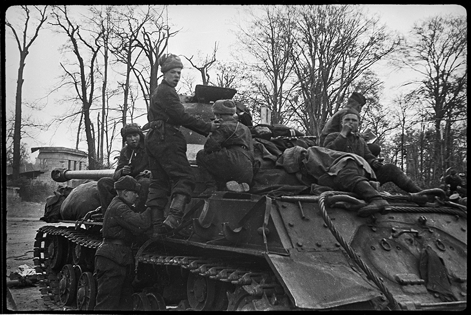Советские танкисты в районе Тиргартена. Берлин, май 1945 года.

