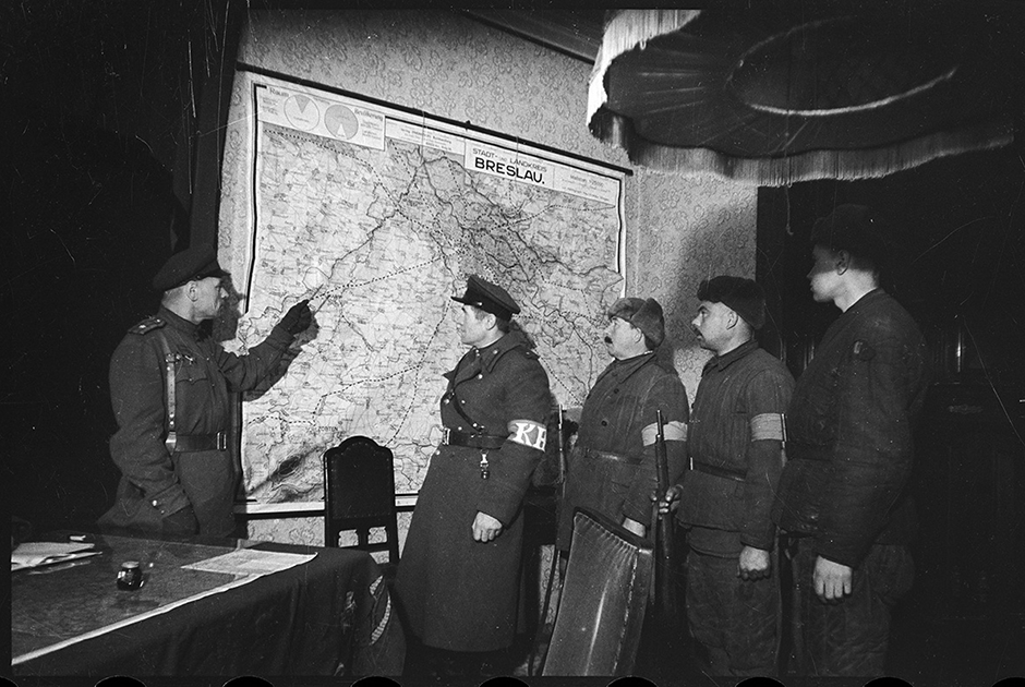 Работа военной комендатуры города Бреслау во время военных действий в городе. 1-й Украинский фронт. Бреслау, 26 марта 1945 года.


