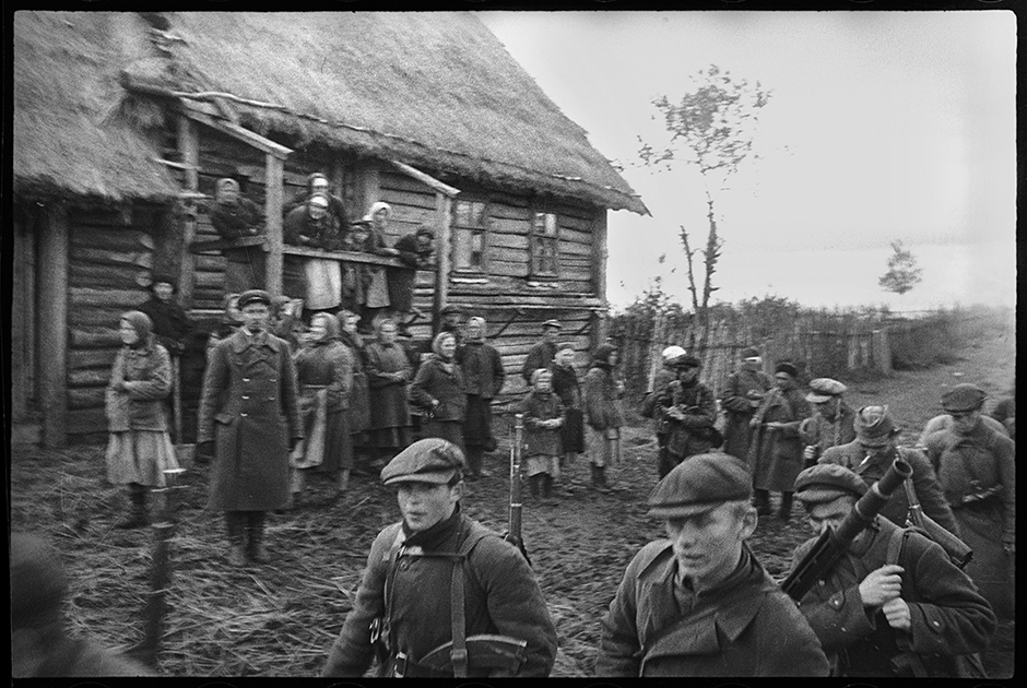 Выступление партизан. Ленинградская область, 1941 год.


