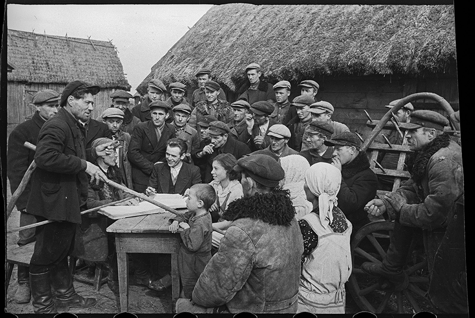 Собрание возрожденного после ухода немцев колхоза. Запорожская область, 1944 год.