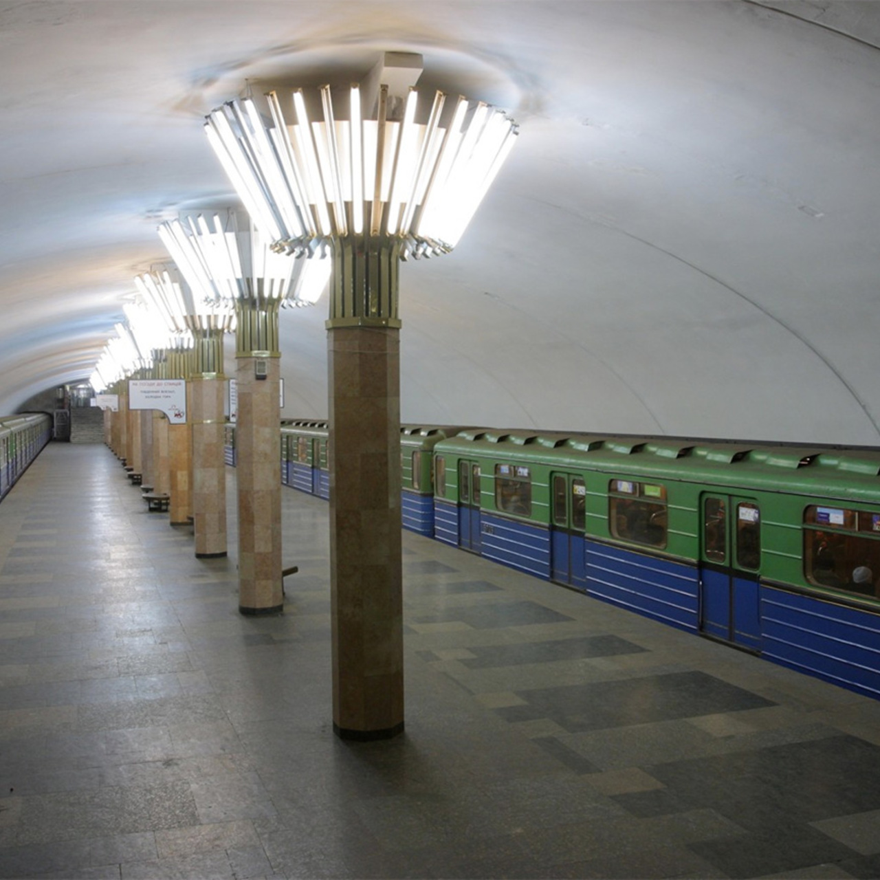 Харьковский метрополитен. Станция метро Центральный рынок Харьков. Харьковский метрополитен станция Салтовская. Харьковское метро станция Центральный рынок. Метро Центральный рынок Харьков.