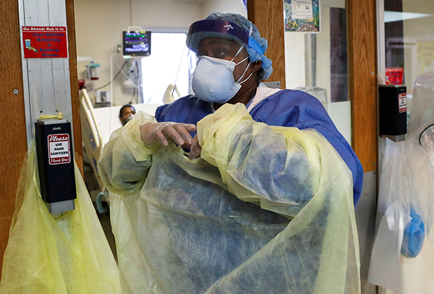 Медсестра Паула Джонсон готовится идти в реанимацию к пациентам с коронавирусом