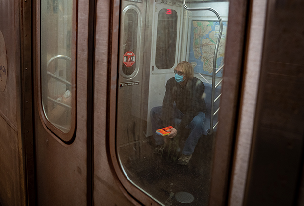 Пассажир в маске в метро Нью-Йорка