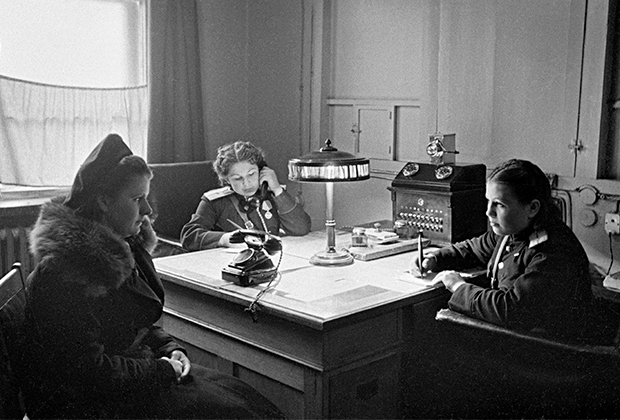 В дежурной части отделения московской милиции. 1950 год