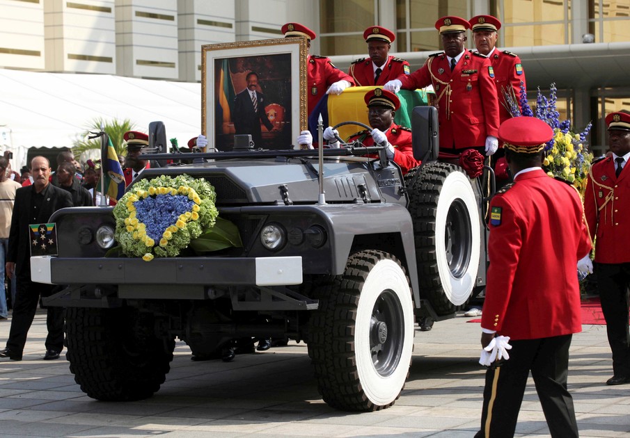 Похоронная процессия бывшего президента Габона Омара Бонго Ондимбы, июнь 2009 года