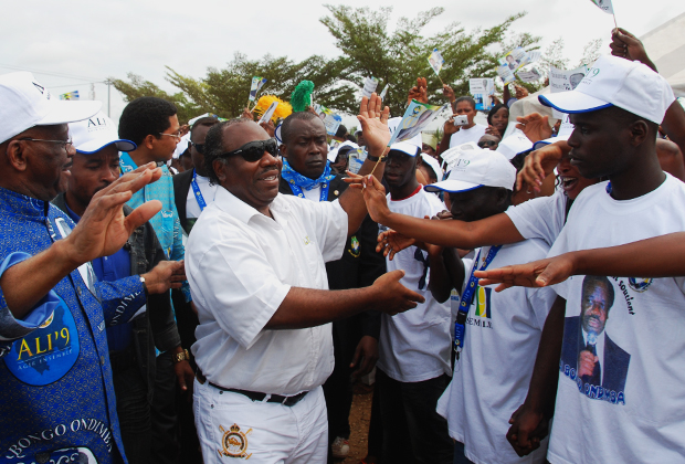 Президент Габона Али Бонго Ондимба приветствует избирателей во время предвыборной кампании в Либревиле, август 2009 года
