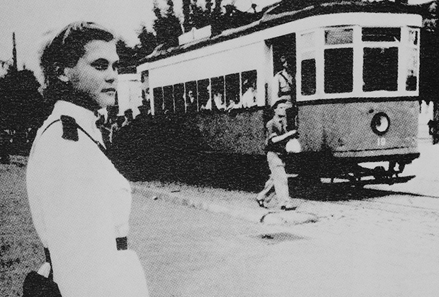 Регулировщица на городской улице. 1947 год