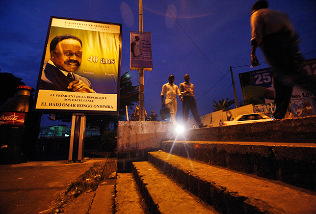 Плакаты в центре Либревиля в честь 40-летия правления Омара Бонго, 2008 год