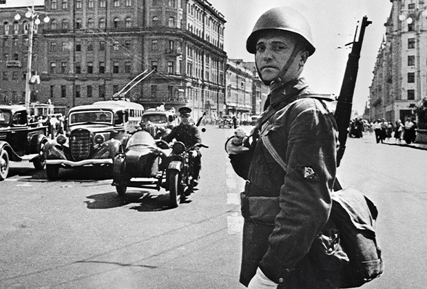 Постовой милиционер на улице Горького в Москве в годы войны