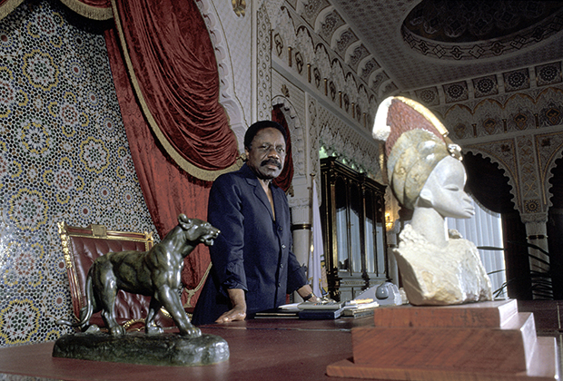 Президент Габона Омар Бонго в кабинете дворца в Либревиле, 1990 год
