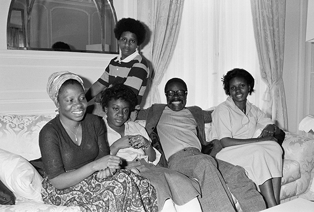 Омар Бонго позирует в гостиной своей квартиры на проспекте Фош в Париже с женой Жозефиной, детьми и племянницами по случаю Пятой франко-африканской конференции, 1978 год