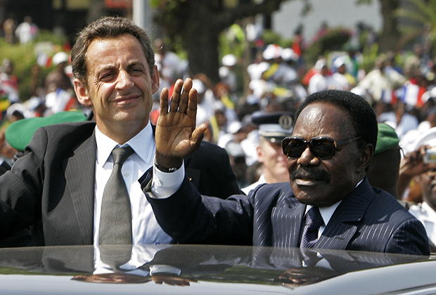 Омар Бонго встречает президента Франции Николя Саркози в Либревиле, 2007 год