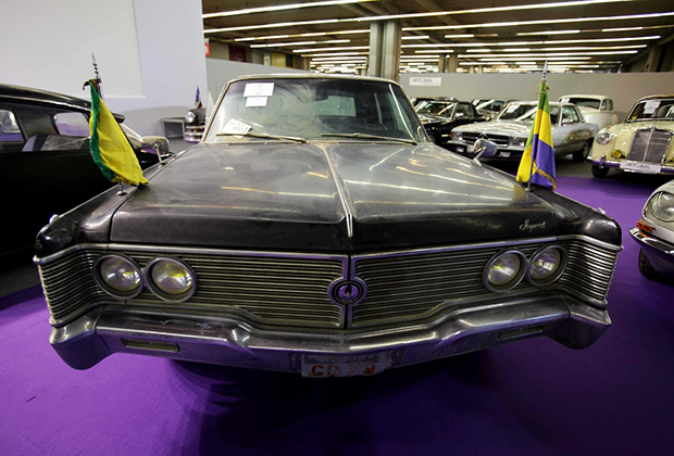 Автомобиль Chrysler Imperial Le Baron, принадлежавший Омару Бонго, на ретромобильной выставке в Париже, 2011 год