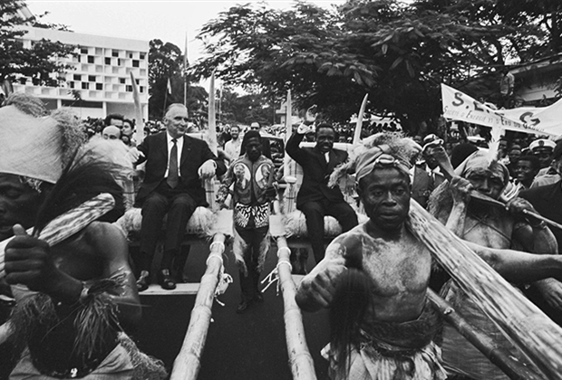 Президент Габона Омар Бонго сделал сюрприз своему французскому коллеге Жоржу Помпиду, «прокатившись» с ним в бамбуковых креслах, в которых на его родине перевозили великих вождей племени, Либревиль, 1970 год