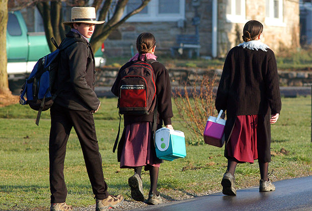 Дети амишей идут в новую школу