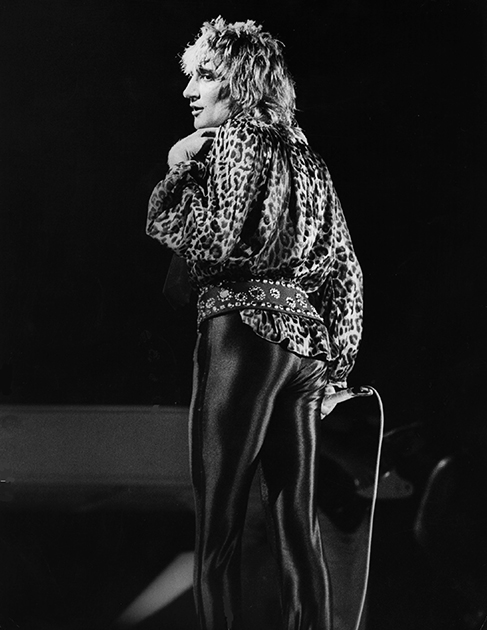 В 1979 году легенда поп-музыки Род Стюарт, одетый в черные блестящие лосины марки Lycra, сделал со сцены сенсационное признание, что у него обнаружен рак