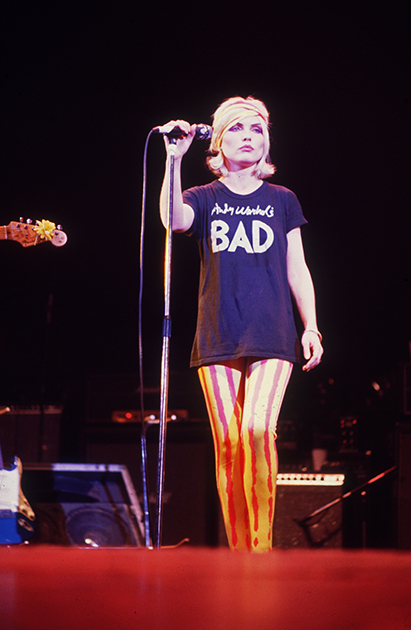 Американская певица, лидер группы Blondie Дебора Харри в полосатых оранжевых лосинах, 1980 год