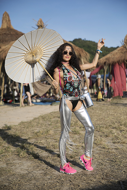 Девушка на музыкальном фестивале Wonderfruit в самодельных серебристых лосинах, которые из-за необычного дизайна не скрывают ее нижнее белье