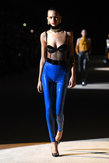 На последнем показе Saint Laurent в феврале 2020 года модель прошлась по подиуму в синих легинсах из лакированной кожи с черным поясом