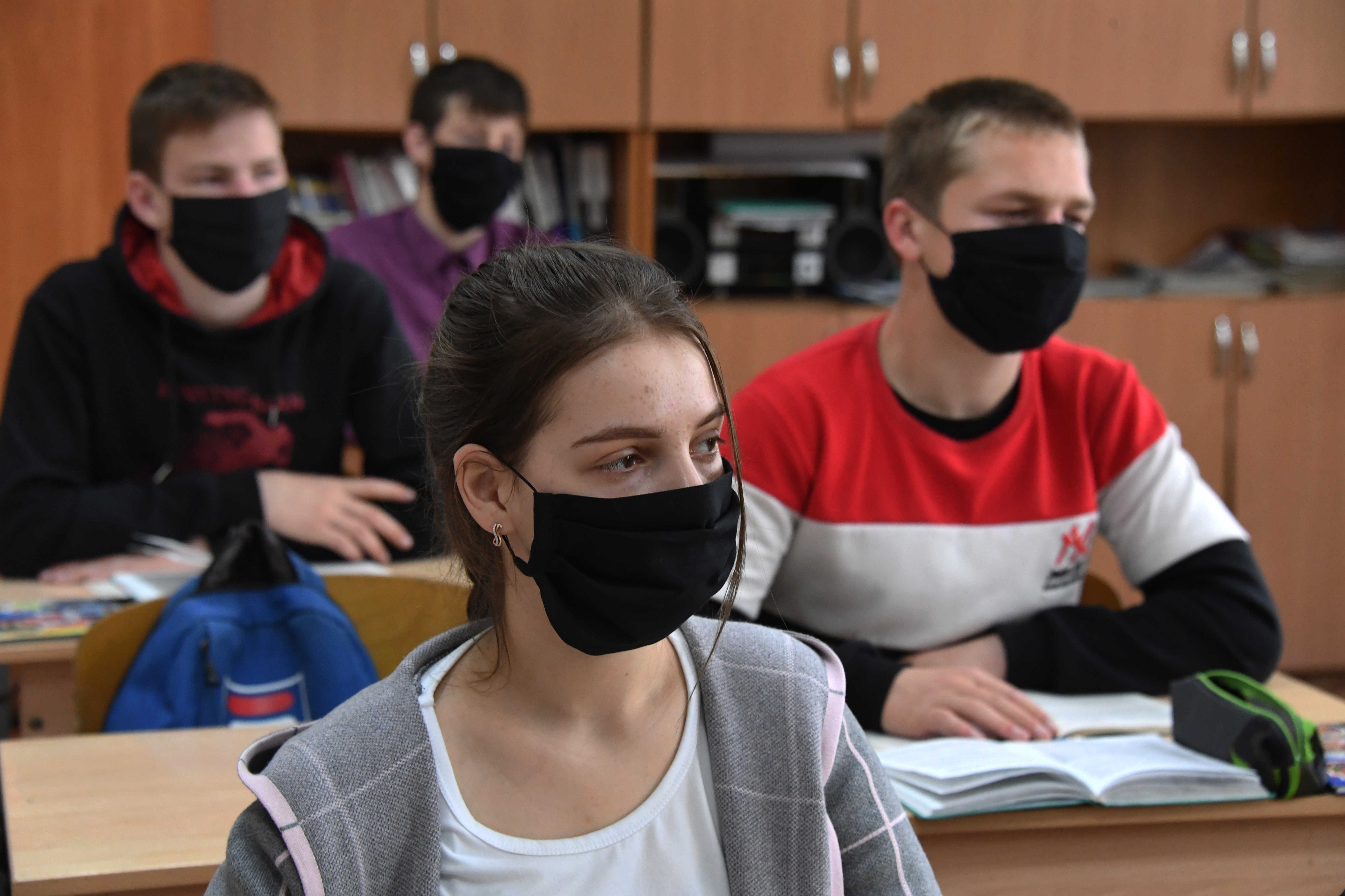 Продлили до 30 лет. Студенты в масках. Школьники в масках. Студенты в вузе в масках. Школьники в масках в школе.