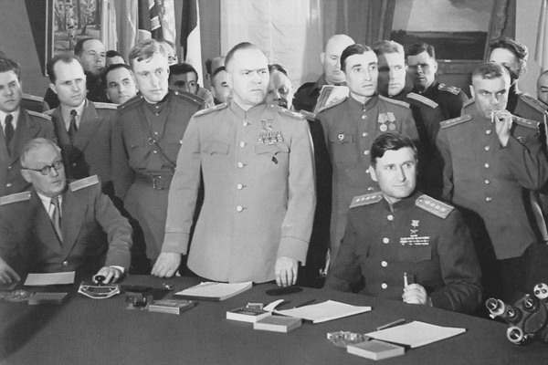 Маршал Советского Союза Георгий Жуков открывает церемонию подписания Декларации о поражении Германии