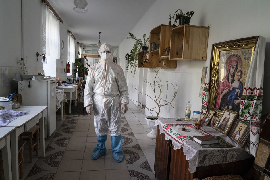 В больнице города Почаева Тернопольской области Украины нет специалиста по инфекционным заболеваниям: один уволился, второй заболел COVID-2019. К работе с больными привлекают всех, кого могут.

