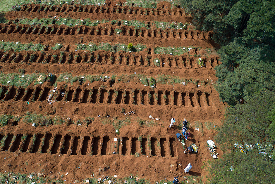 Выросло число погребений и на самом большом в Латинской Америке кладбище в районе Вила-Формоза в Сан-Паулу. Там уже в начале апреля зафиксировали 30-процентный прирост числа похорон.

В целом подобная проблема наблюдается по всей стране, и дело не только в распространении самого коронавируса. Очень много бразильцев в принципе живет вдали от больниц в изолированных сельских районах, а COVID-19 сейчас активно проникает именно в небольшие населенные пункты.

Серьезную проблему представляют и трущобы, которые называют фавелами. В них проживает, по разным оценкам, 11-13 миллионов человек из 211 миллионов. У жителей фавел проблемы с доступом к чистой воде, а в комнате обычно находится не менее трех человек. В таких условиях соблюдать рекомендации по гигиене и социальной дистанции просто невозможно. При этом людям, которые остались без работы из-за ограничений, приходится надеяться лишь на помощь негосударственных организаций.

Проблемы касаются и коренного населения страны — индейцев. Первый случай заболевания в одном из бразильских племен выявили в апреле. Тогда отмечалось, что индейцы могут вообще вымереть из-за коронавируса, поскольку уязвимы к завезенным в общины извне болезням. К середине мая число затронутых болезнью племен достигло 38. В одном из них от COVID-19 умер вождь.

При этом власти по меньшей мере игнорируют вторжения работников нелегальных шахт и лесорубок на индейские территории, что лишь способствует распространению вируса. 3 мая группа ученых и знаменитостей даже написала открытое письмо, в котором назвала происходящее геноцидом коренного населения.