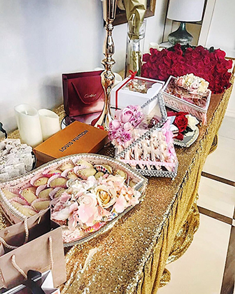 Подарки и традиционные азербайджанские сладости, принесенные родственниками жениха в дом невесты