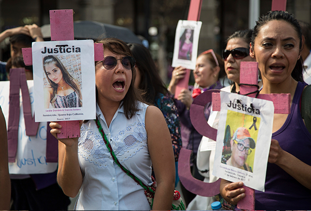 Протестующие против фемицидов в мексиканской столице Мехико