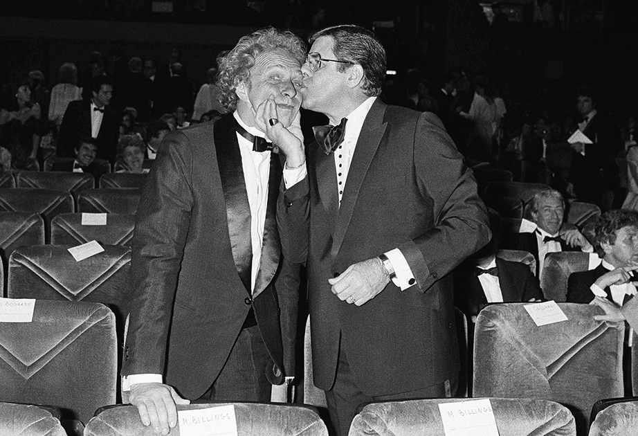 Не секрет, что один из величайших американских комиков Джерри Льюис куда большее признание, чем на родине, снискал во Франции, где его считали — и по праву — настоящим революционером комедийного жанра. Считал его своим кумиром и Пьер Ришар, с которым Льюис запечатлен на этом фото в Каннах-1983.