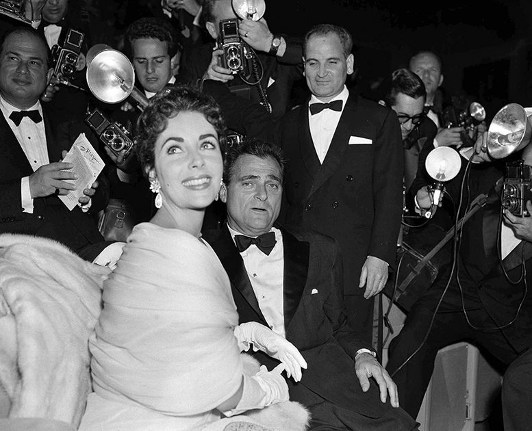 Одна из самых больших звезд Голливуда 1950-1960-х Элизабет Тэйлор была знаменита не только ролями, но и бурной личной жизнью — из восьми браков актрисы только один не закончился разводом: в 1958 году третий муж Тэйлор, театральный и кинопродюсер Майк Тодд, с которым она была на Каннском фестивале в 1955-м, разбился в авиакатастрофе.