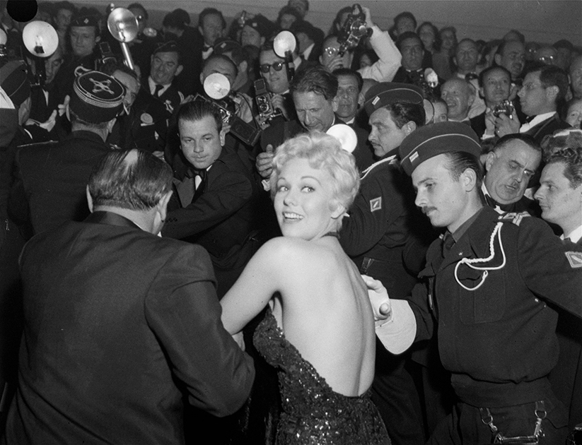 В 1956-м, когда Ким Новак не давали прохода на Каннском фестивале так, что на вечернюю премьеру ей приходилось пробивать себе дорогу с помощью охраны, она была одной из самых кассовых актрис Голливуда. Через два года тот же Хичкок снимет Новак в главной роли в «Головокружении» — и она станет легендой.