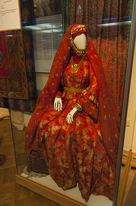 Традиционный азербайджанский свадебный костюм в Национальном музее истории Азербайджана в Баку