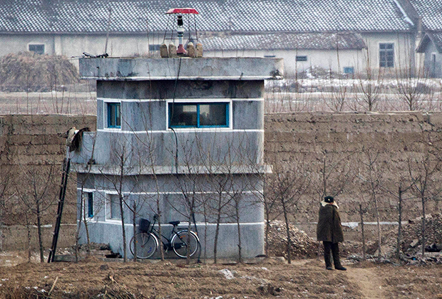 Северокорейский солдат на границе с Китаем