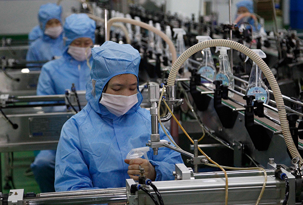 Работники производящего мыло завода разливают дезинфицирующую жидкость, Пхеньян