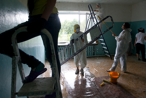 Участники фонда помощи домам престарелых "Старость в радость" делают ремонт в подшефном доме.