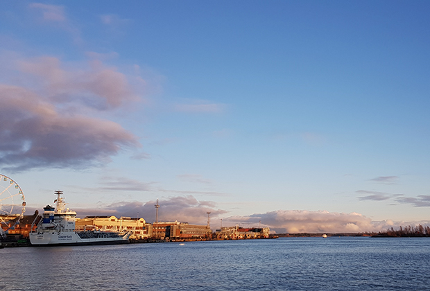 Вид на гавань Хельсинки и остров Суоменлинна 